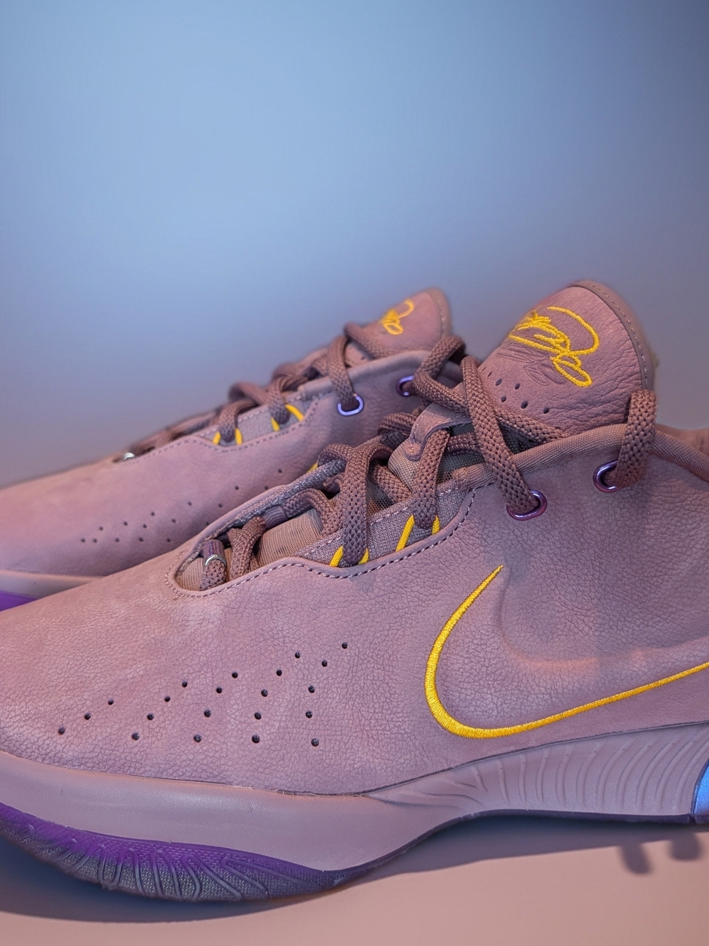 Nike Men's Purple and Yellow Low-Top Basketball Shoes